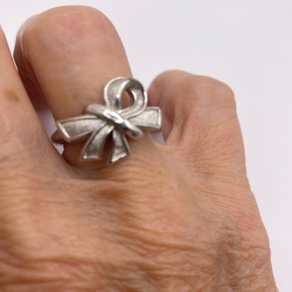 Avon Signed Vintage Silver Tone Bow Ring Size 7 1/4 - 8